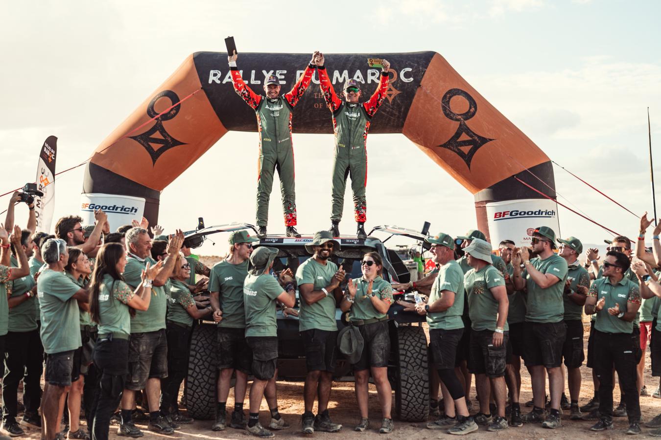 Cliquez sur l'image pour la voir en taille réelle 

Nom : 		Double succès pour les Dacia Sandriders_ Sébastien Loeb s'impose au Maroc, Edouard Boulanger sacré Champion du Monde des Navigateurs.jpg 
Affichages :	0 
Taille :		172,9 Ko 
ID : 			468